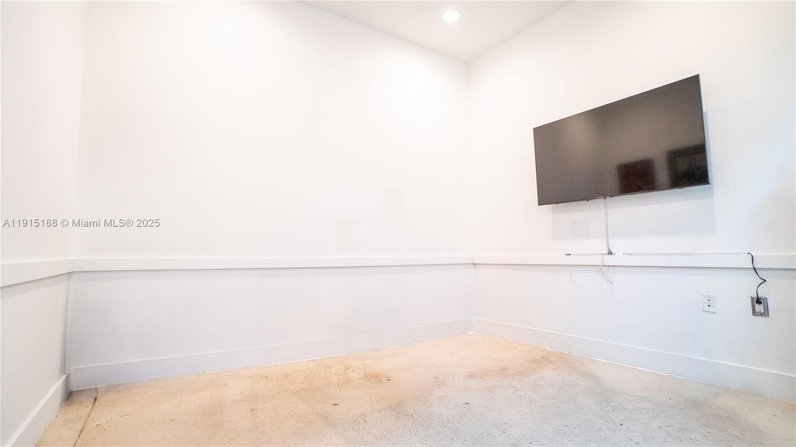 See details / sq. ft. $ 2025-11-17 0 Photo