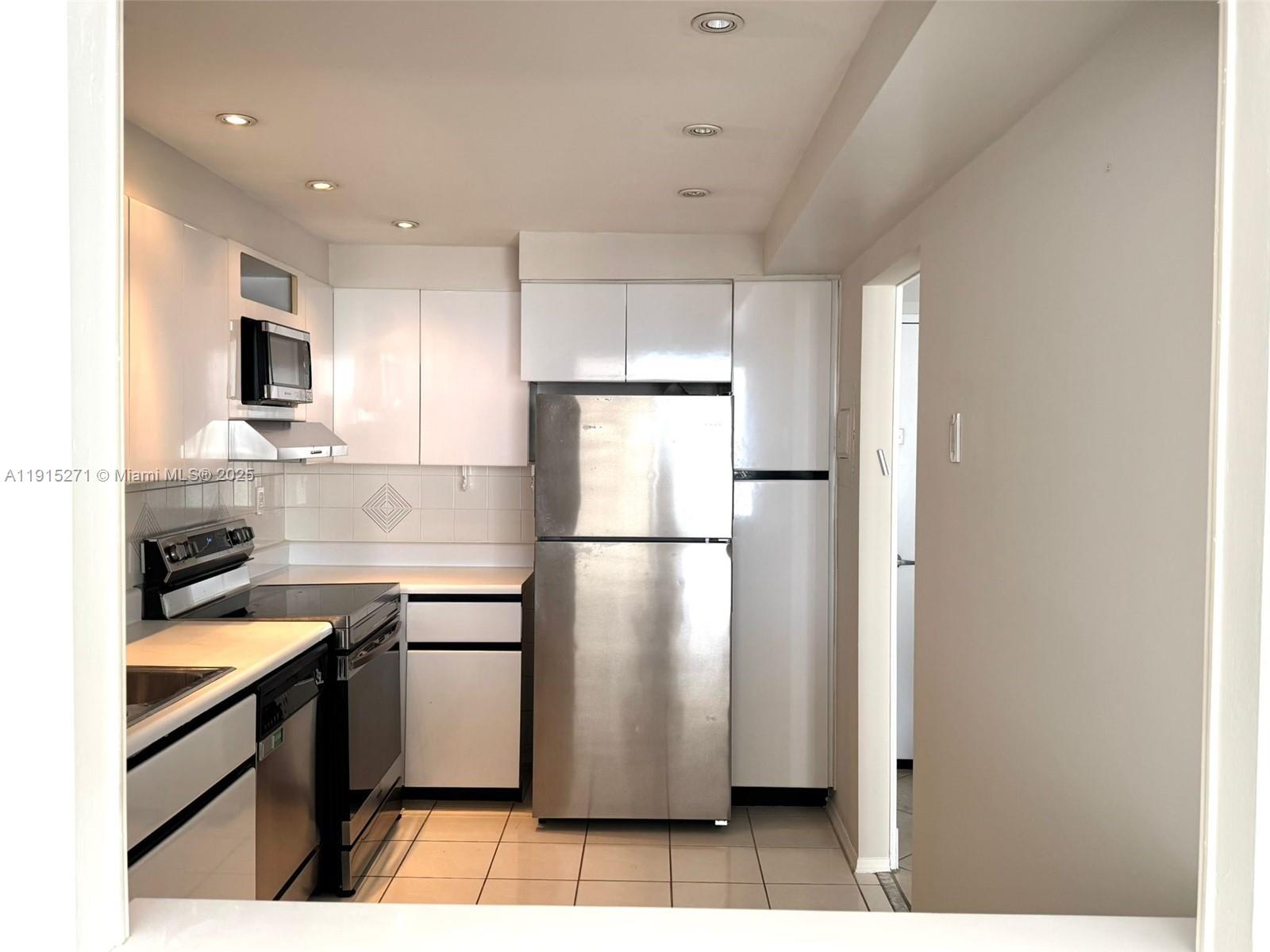 Photo of 3731 Country Club Dr  #928, Aventura, Florida, 33180 - 