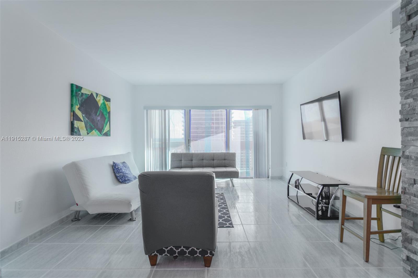 See details 17N 1 / 2 870 sq. ft. $ 2025-11-17 0 Photo