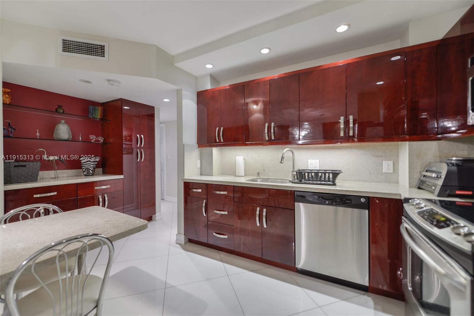 See details 5G 2 / 2 1240 sq. ft. $ 2025-11-17 0 Photo