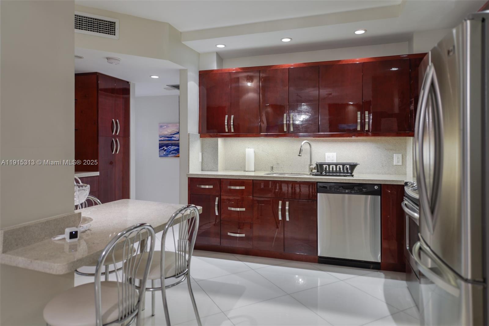 See details 5G 2 / 2 1240 sq. ft. $ 2025-11-17 0 Photo