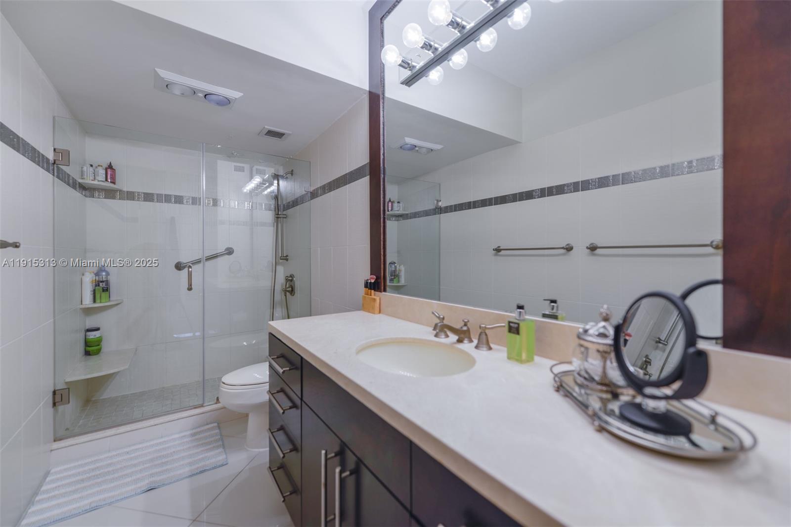 See details 5G 2 / 2 1240 sq. ft. $ 2025-11-17 0 Photo