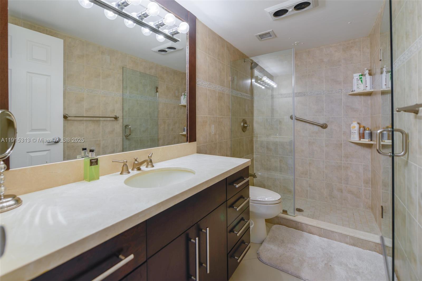 See details 5G 2 / 2 1240 sq. ft. $ 2025-11-17 0 Photo