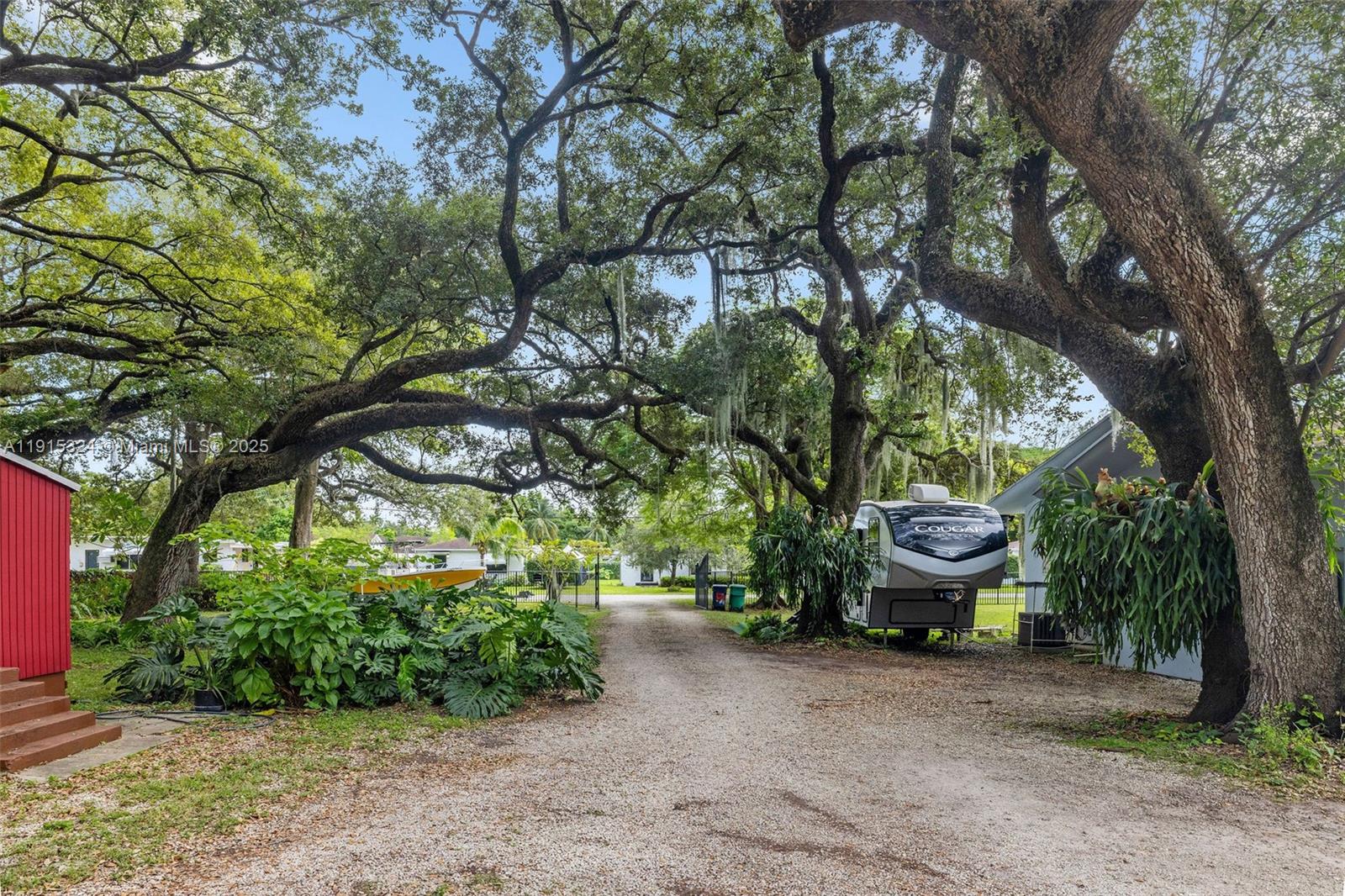   /   кв.футов $ 2025-11-17 0 Фото