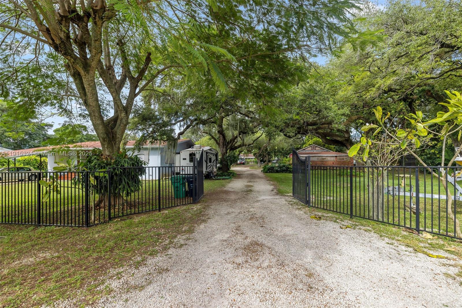   /   кв.футов $ 2025-11-17 0 Фото