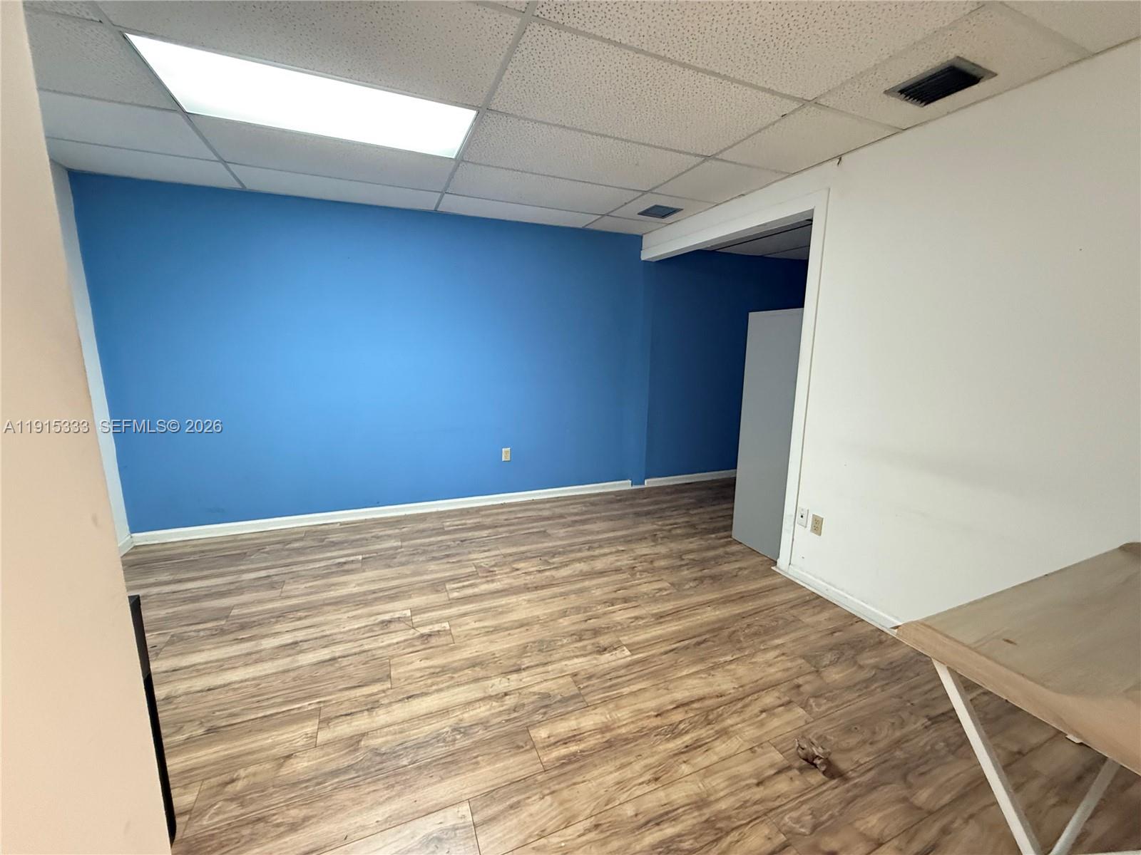 19  /   sq. ft. $ 2025-11-17 0 Photo