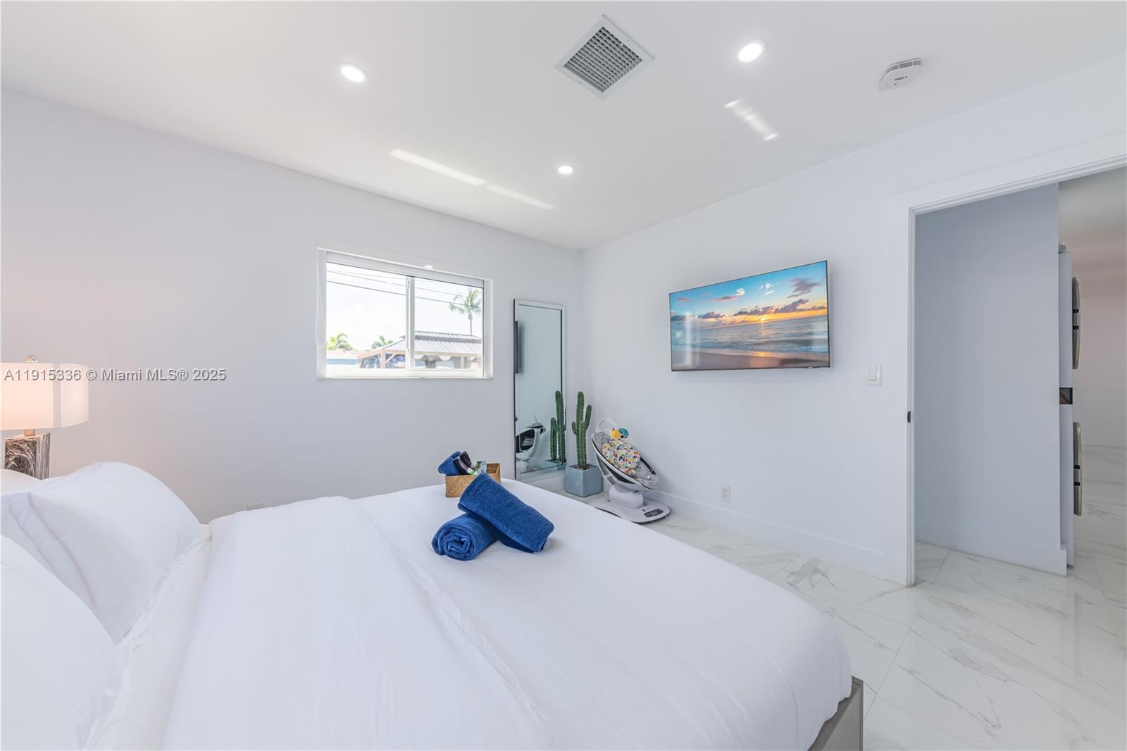 Подробнее 317 3 / 2 1194 кв.футов $ 2025-11-17 0 Фото