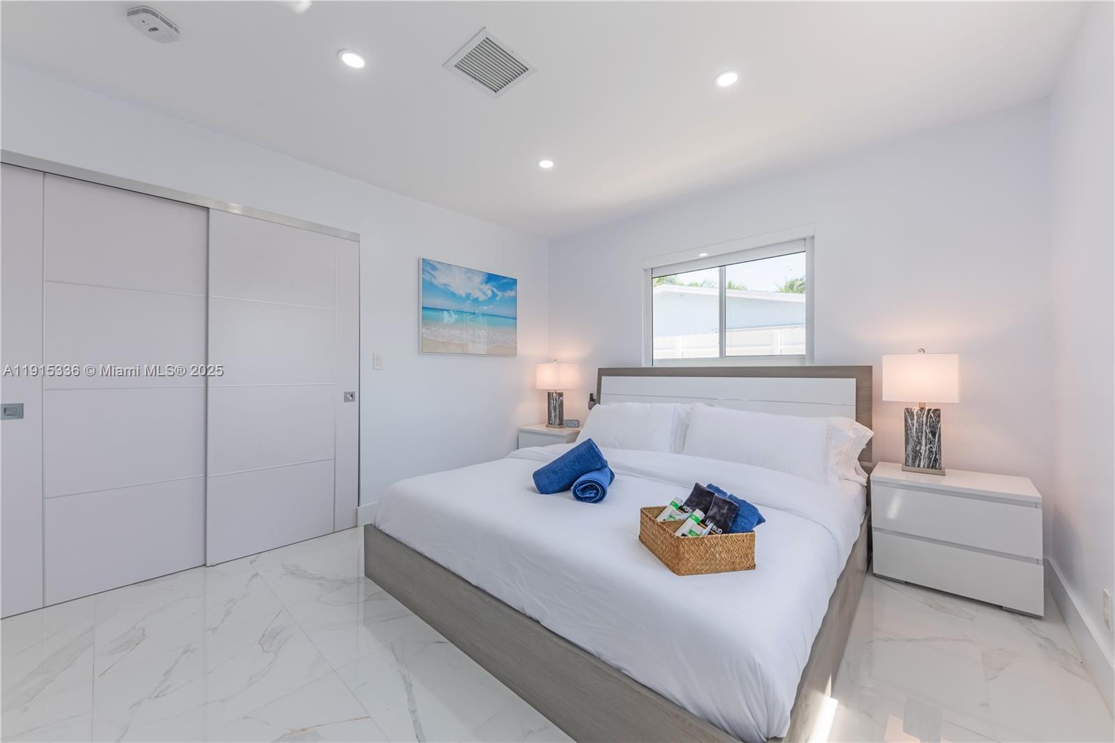 Подробнее 317 3 / 2 1194 кв.футов $ 2025-11-17 0 Фото