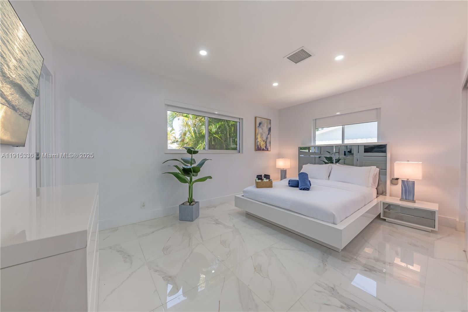 Подробнее 317 3 / 2 1194 кв.футов $ 2025-11-17 0 Фото