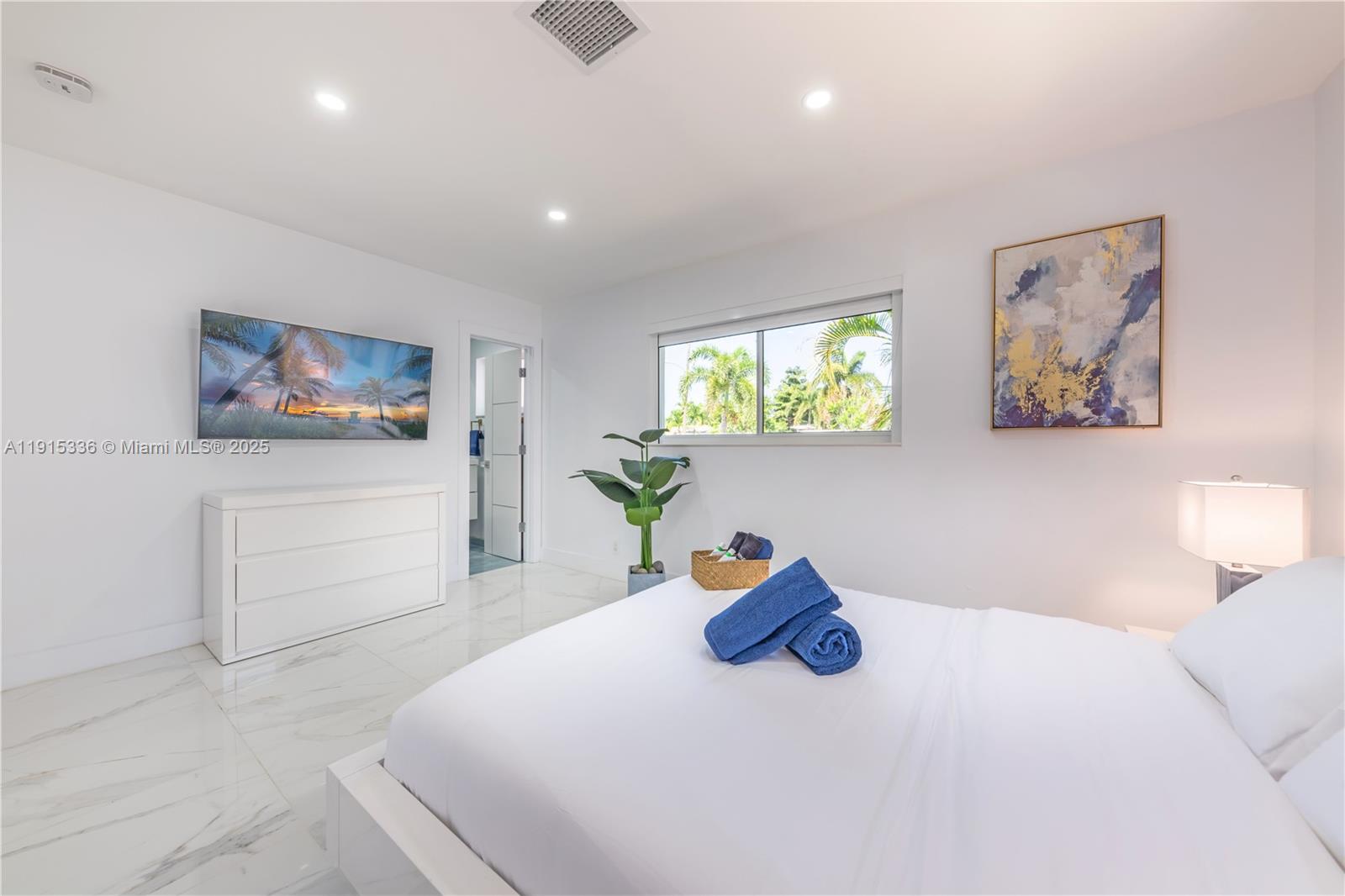 Подробнее 317 3 / 2 1194 кв.футов $ 2025-11-17 0 Фото