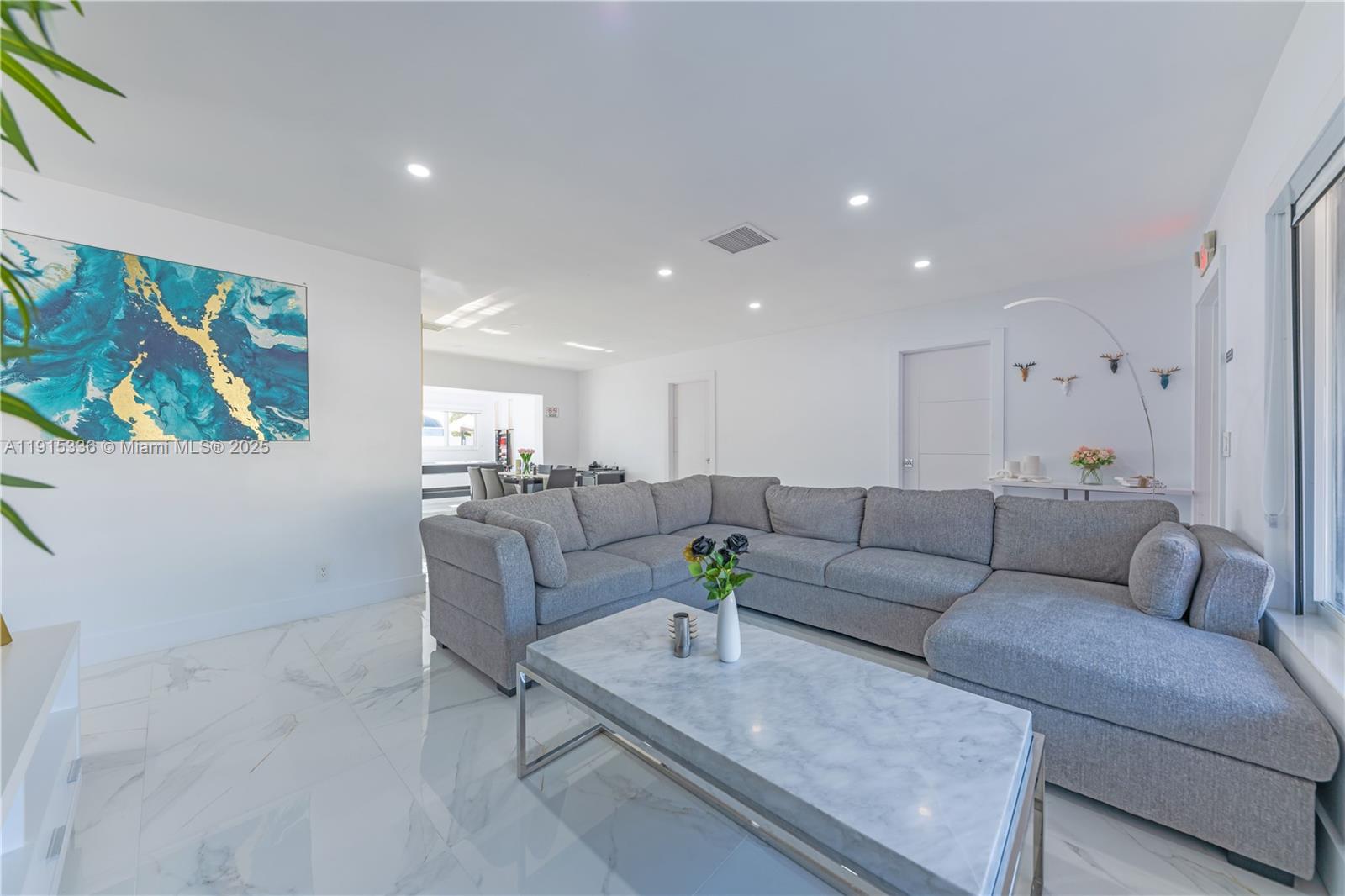 Подробнее 317 3 / 2 1194 кв.футов $ 2025-11-17 0 Фото