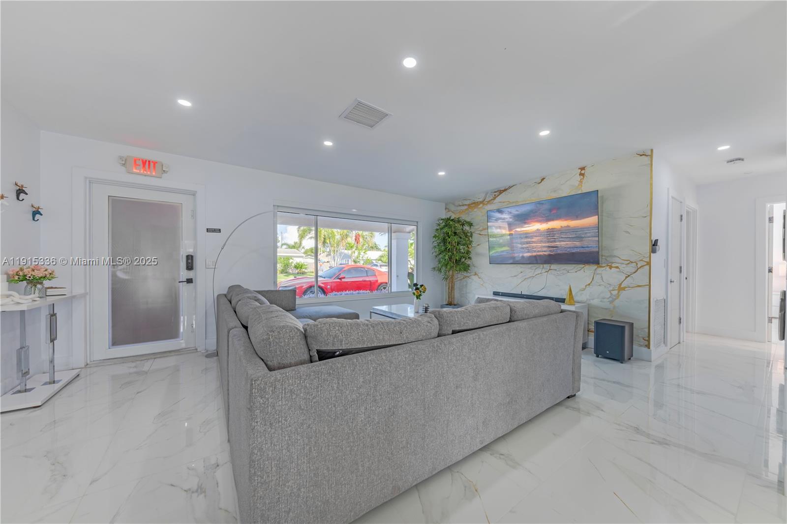 Подробнее 317 3 / 2 1194 кв.футов $ 2025-11-17 0 Фото