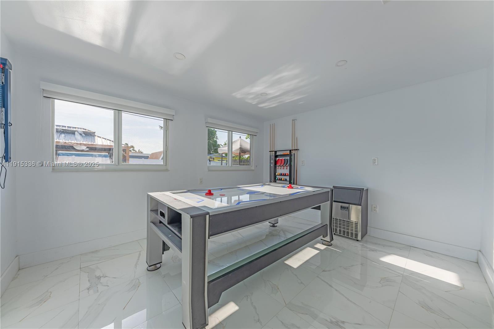 Подробнее 317 3 / 2 1194 кв.футов $ 2025-11-17 0 Фото