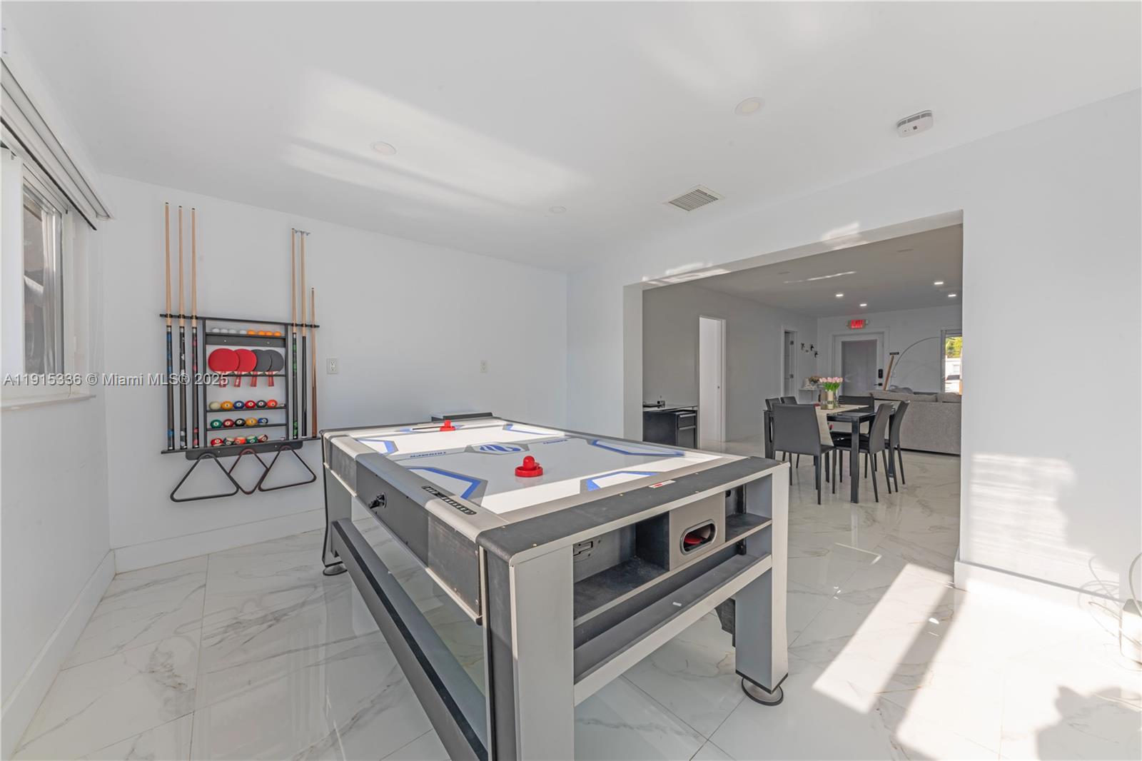 Подробнее 317 3 / 2 1194 кв.футов $ 2025-11-17 0 Фото