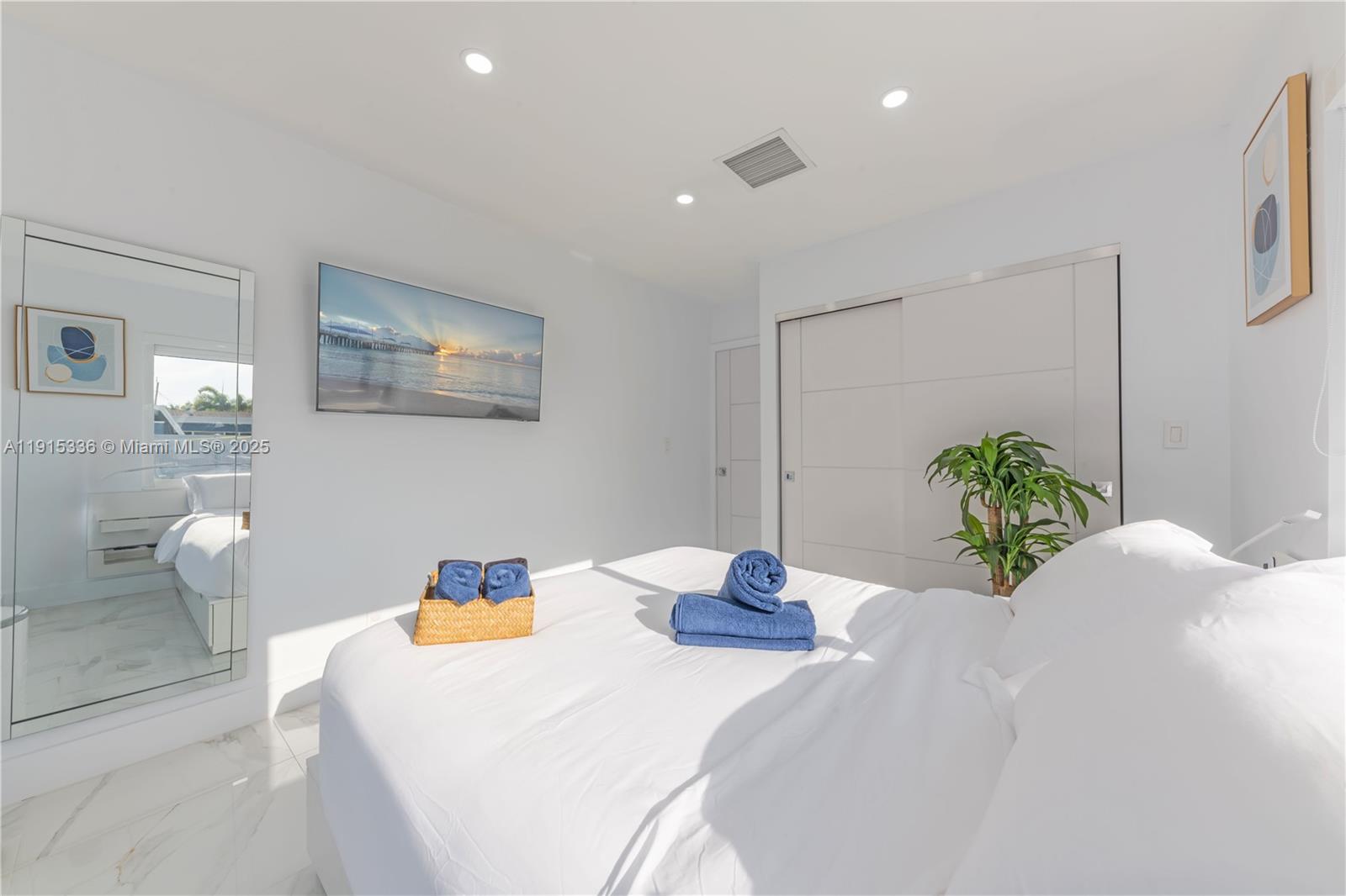 Подробнее 317 3 / 2 1194 кв.футов $ 2025-11-17 0 Фото