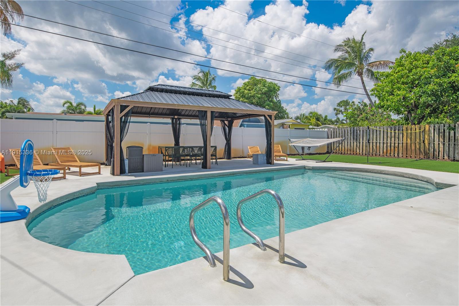 Подробнее 317 3 / 2 1194 кв.футов $ 2025-11-17 0 Фото