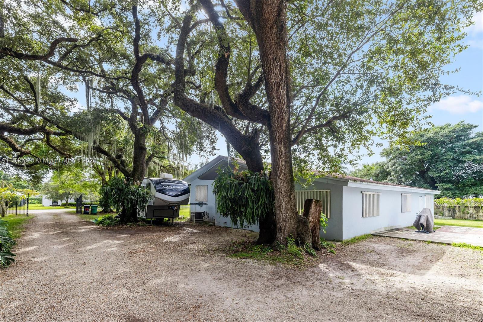   /  4886 кв.футов $ 2025-11-17 0 Фото