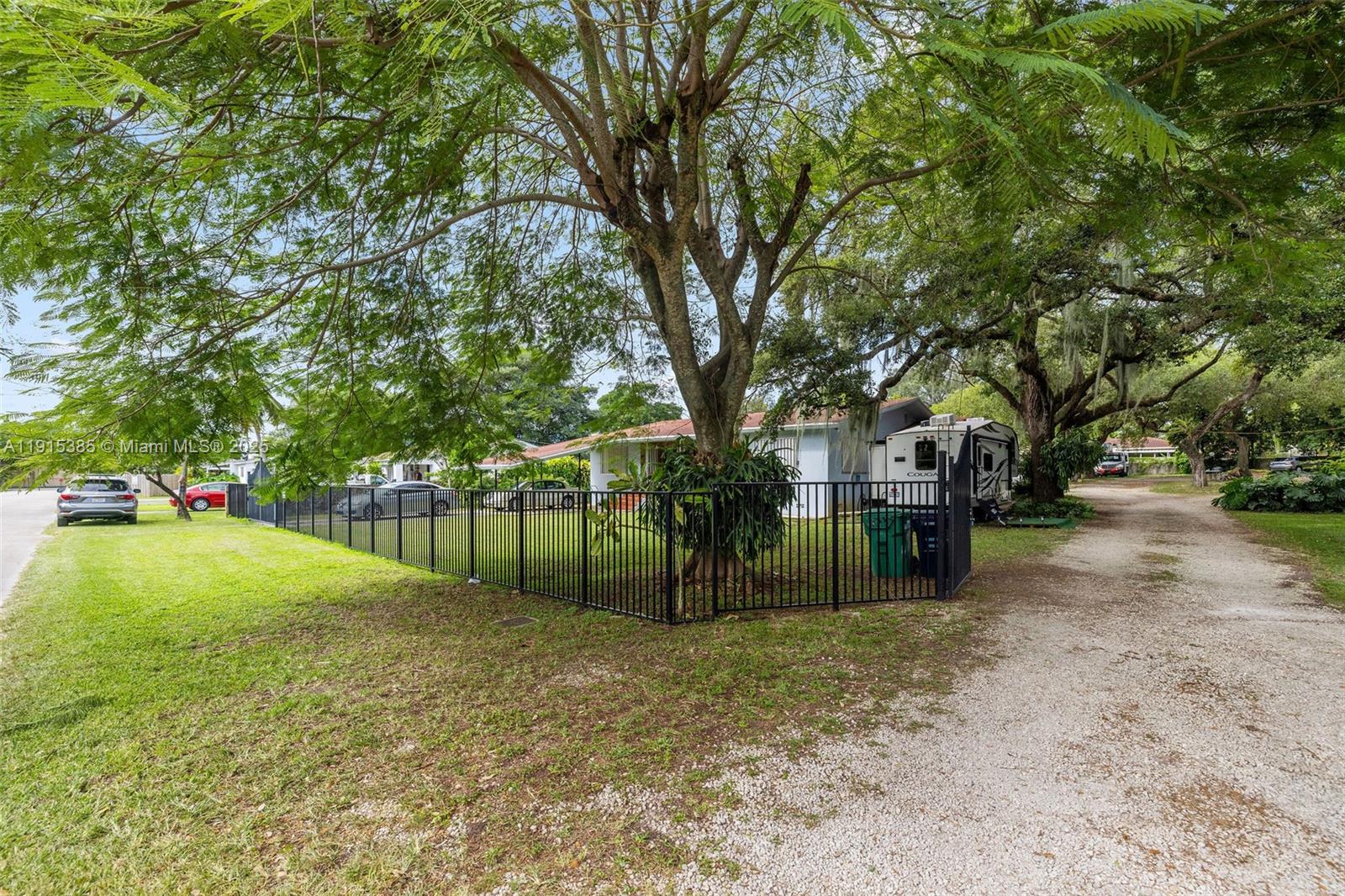   /  4886 кв.футов $ 2025-11-17 0 Фото