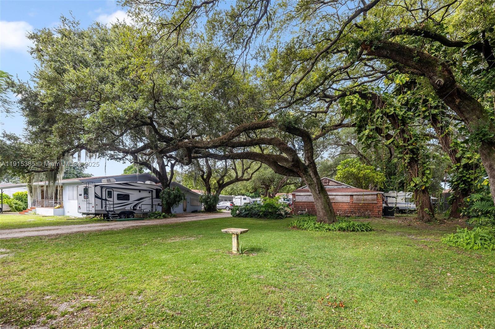   /  4886 кв.футов $ 2025-11-17 0 Фото