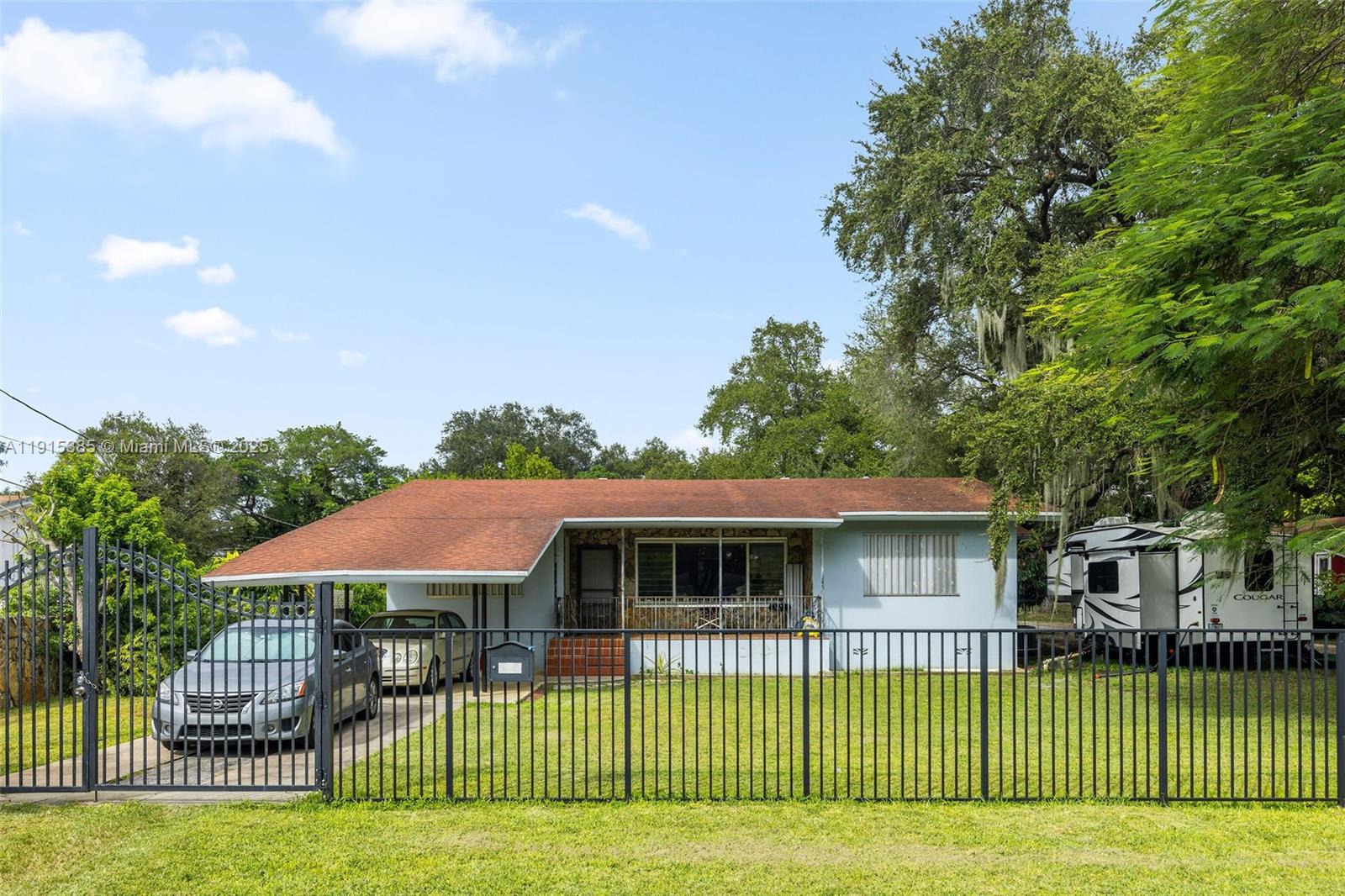   /  4886 кв.футов $ 2025-11-17 0 Фото