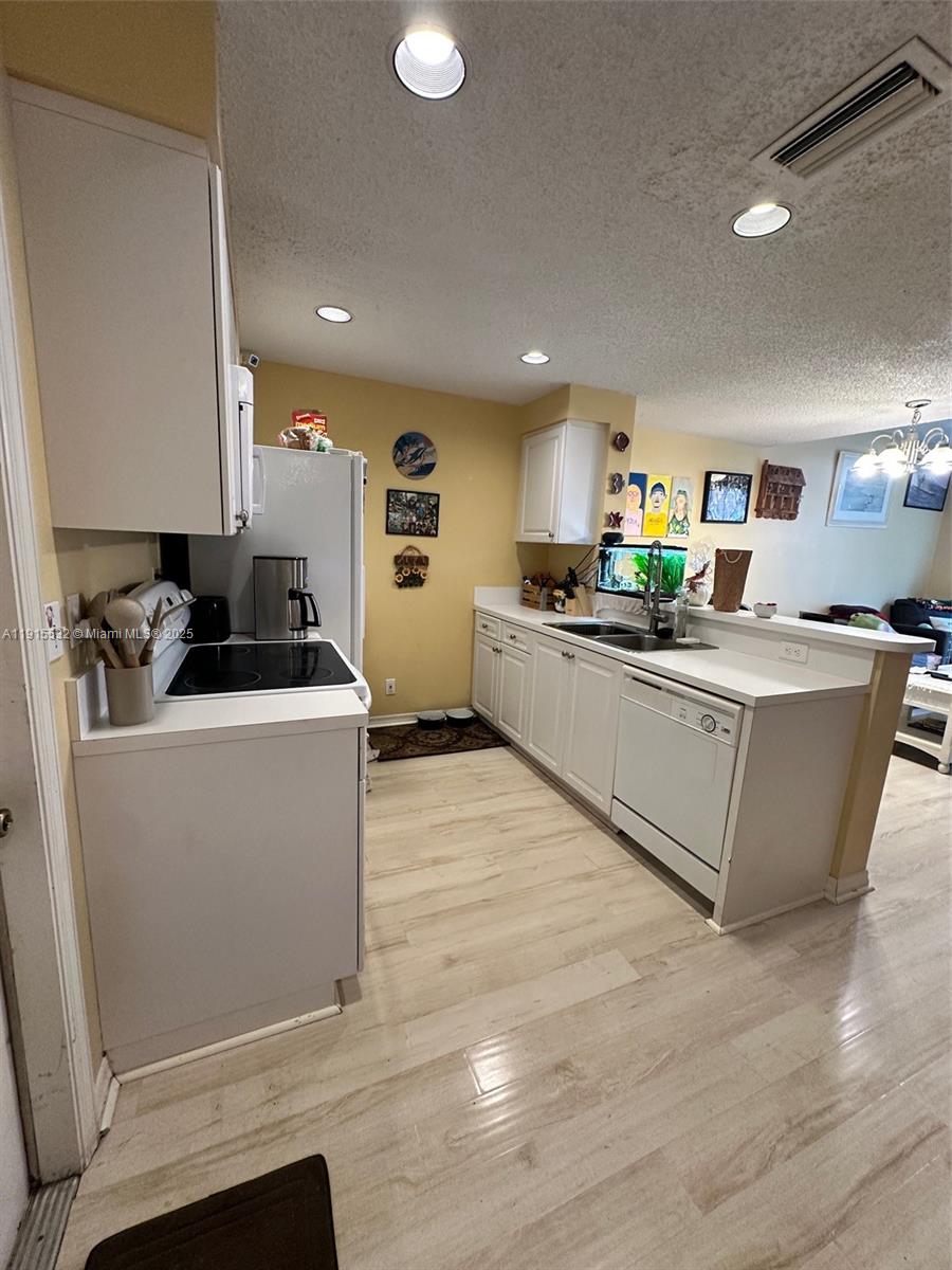 Ver detalles 1365 2 / 2 969 sq. ft. $ 2025-11-17 0 foto