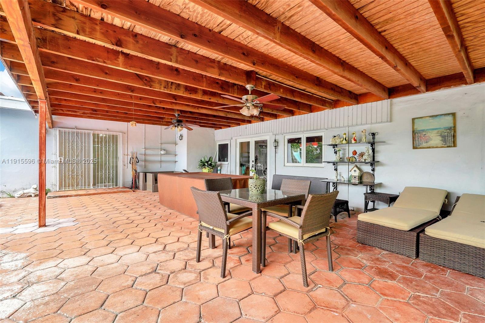   /   кв.футов $ 2025-11-17 0 Фото