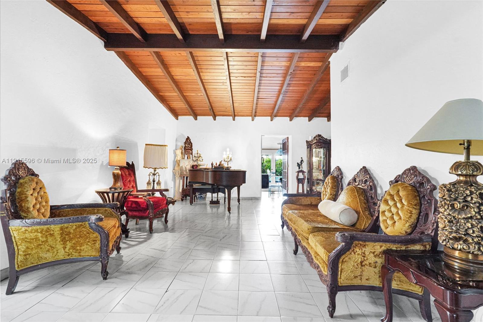   /   кв.футов $ 2025-11-17 0 Фото