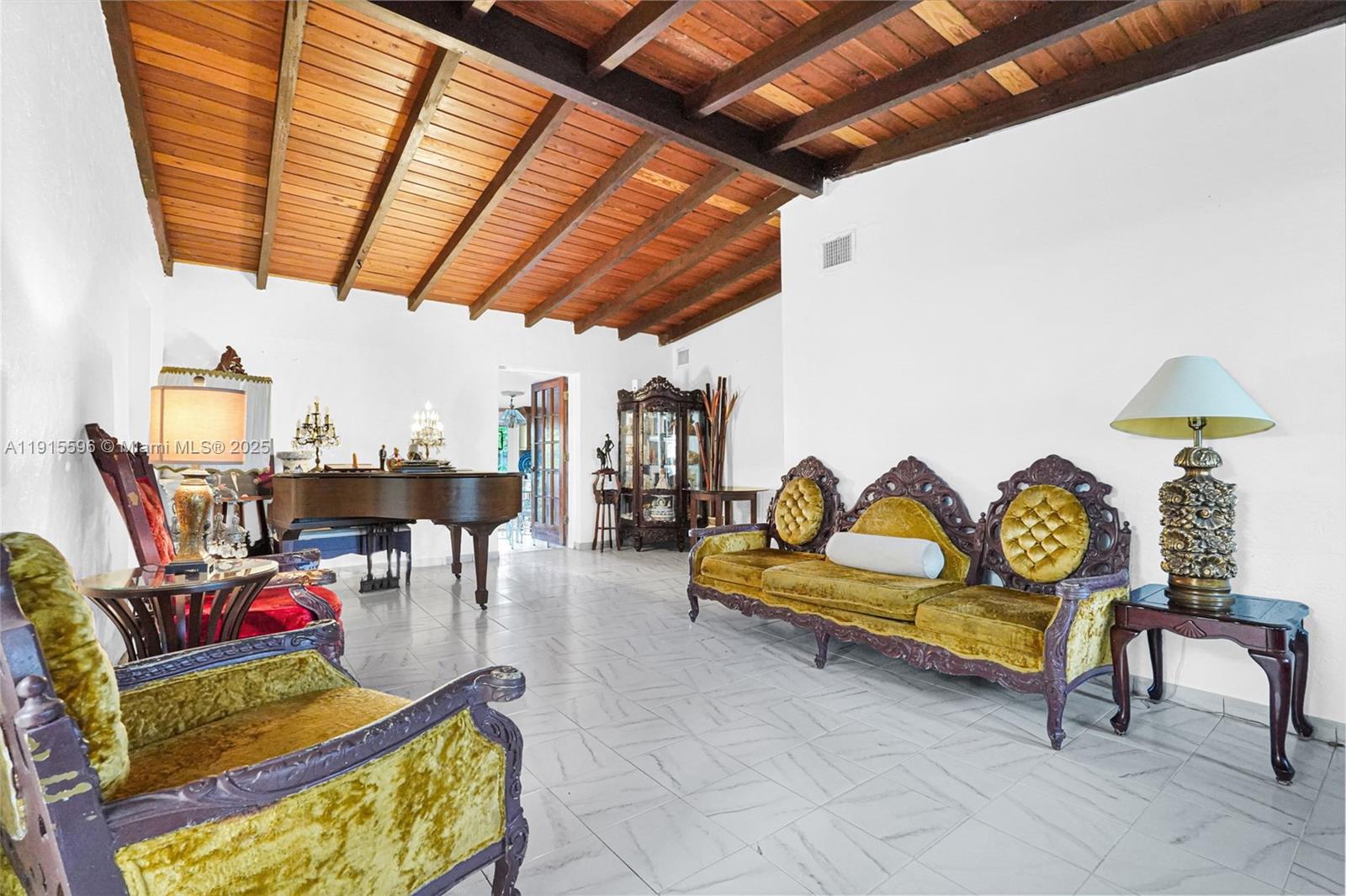   /   кв.футов $ 2025-11-17 0 Фото