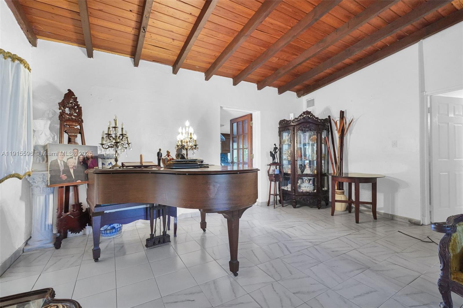   /   кв.футов $ 2025-11-17 0 Фото