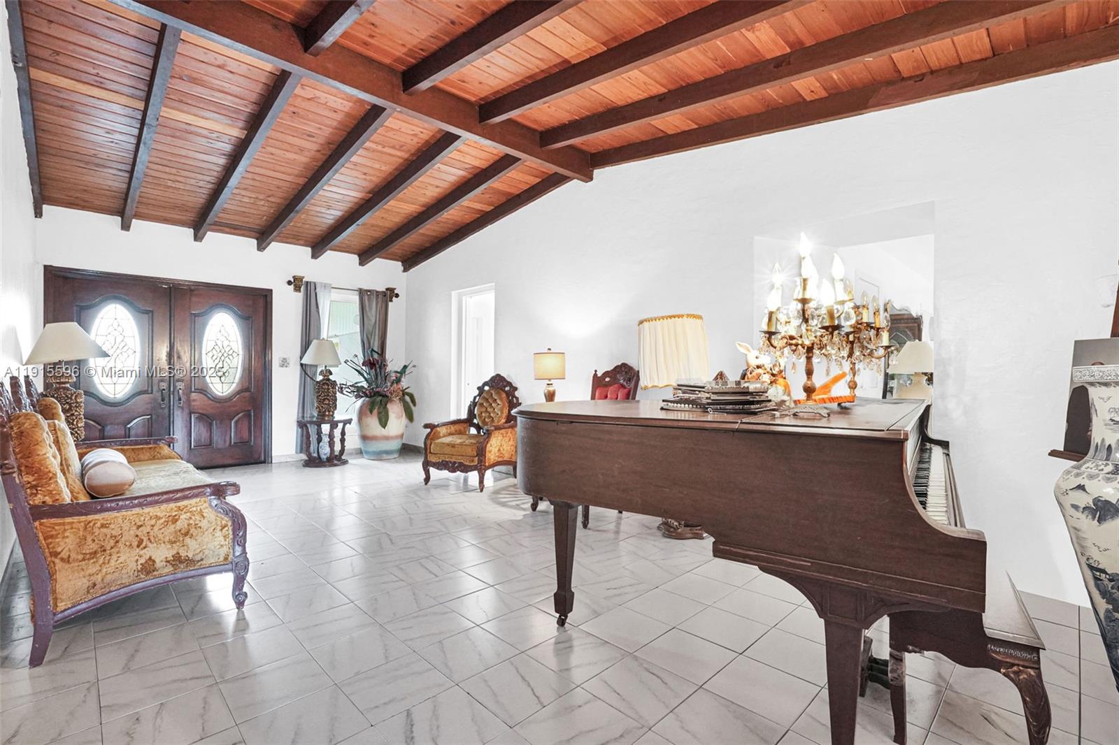   /   кв.футов $ 2025-11-17 0 Фото