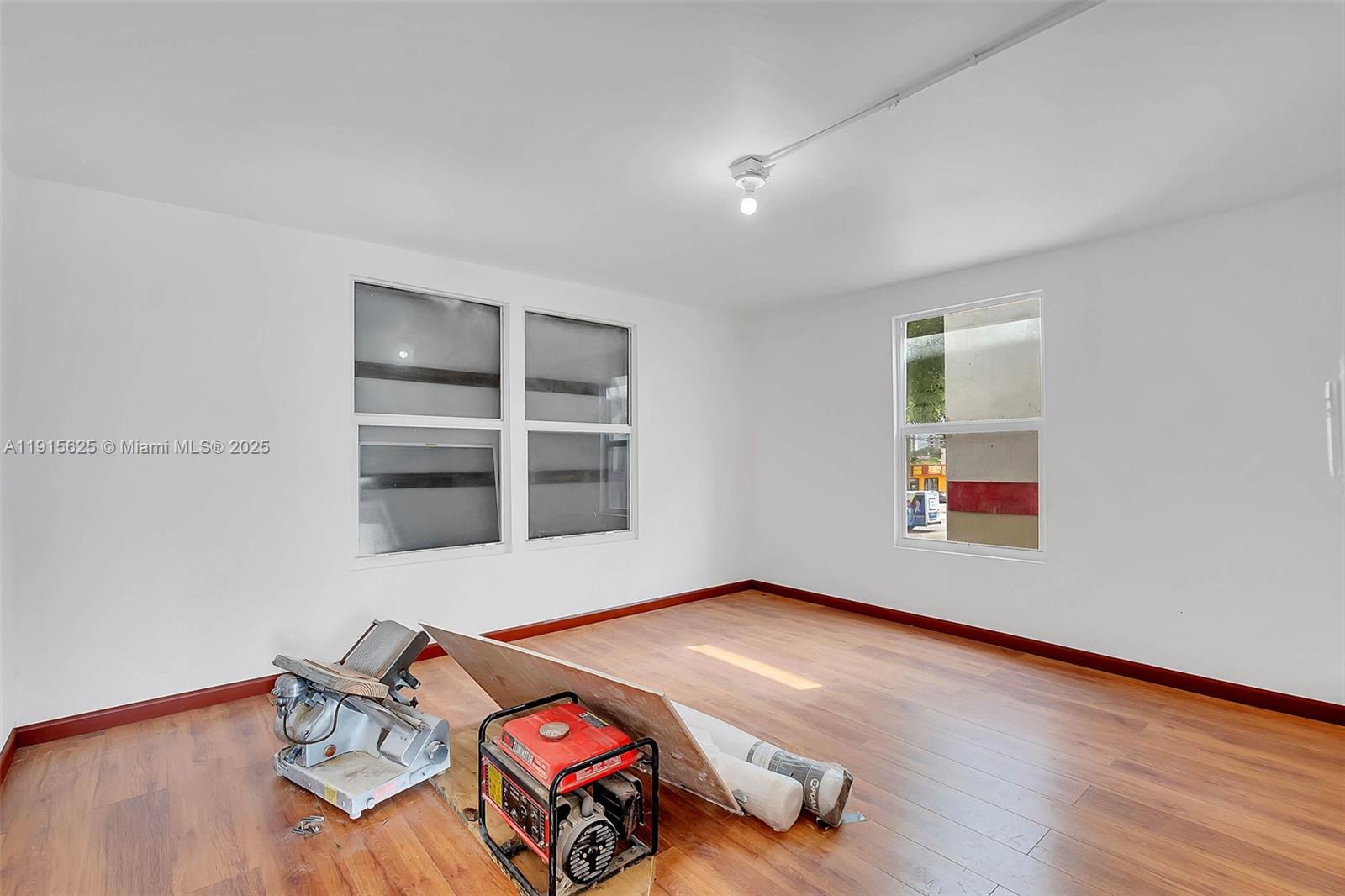   /   sq. ft. $ 2025-11-17 0 Photo