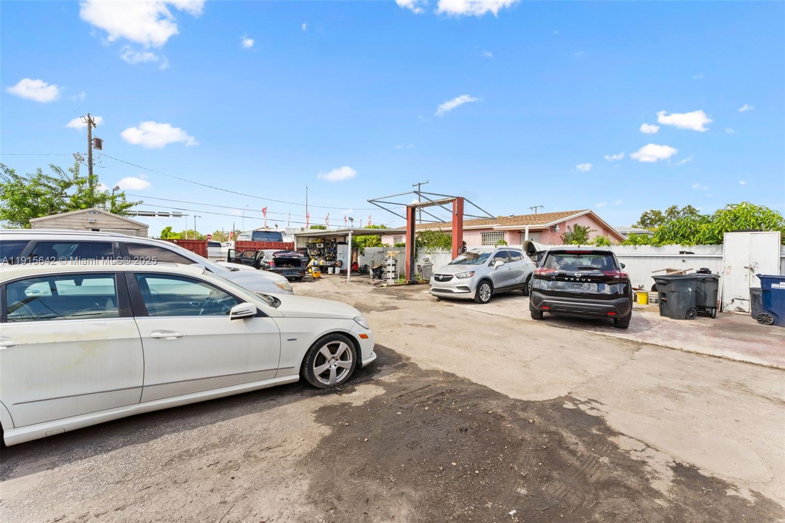   /   кв.футов $ 2025-11-17 0 Фото