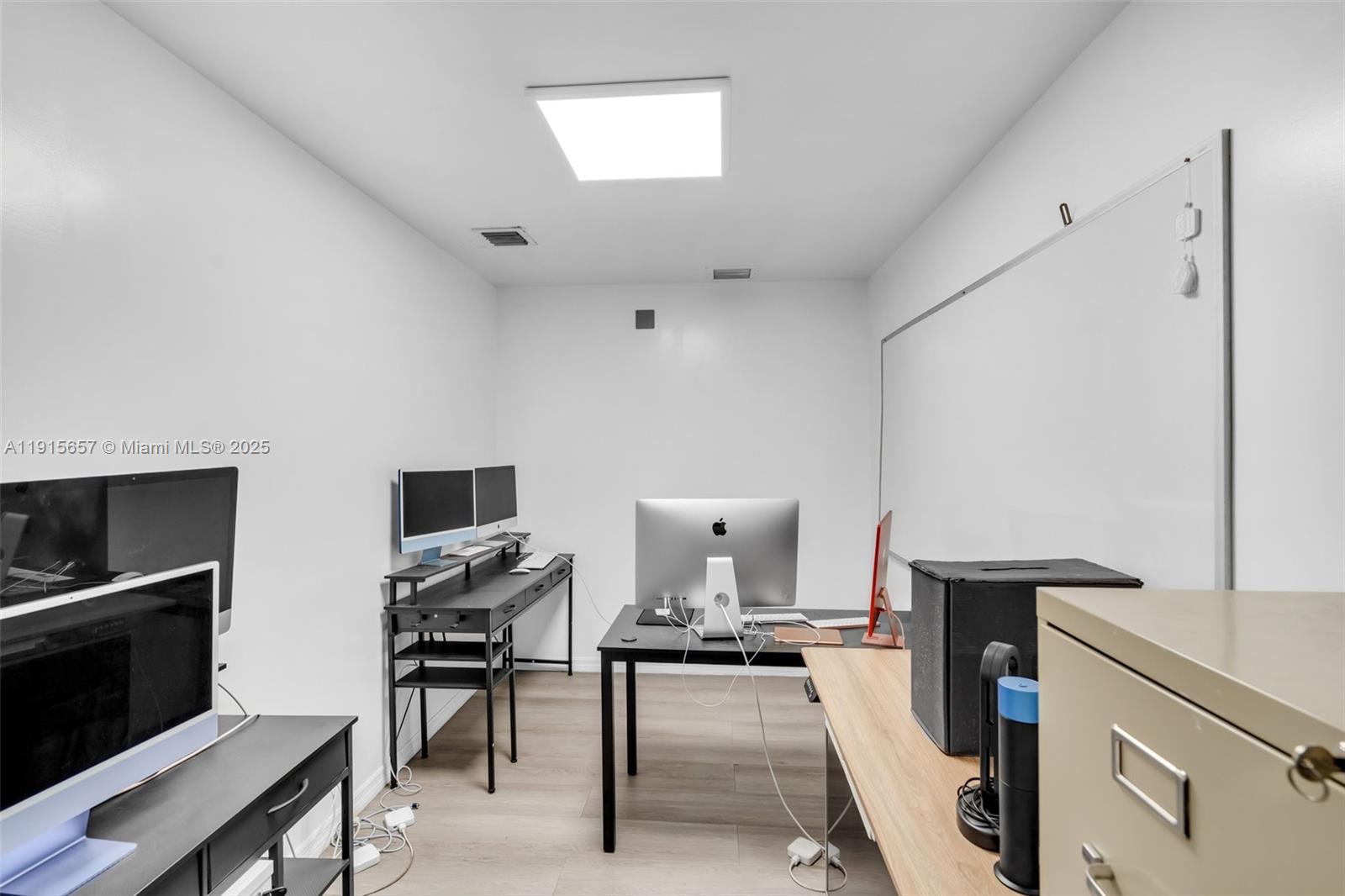   /   sq. ft. $ 2025-11-17 0 Photo