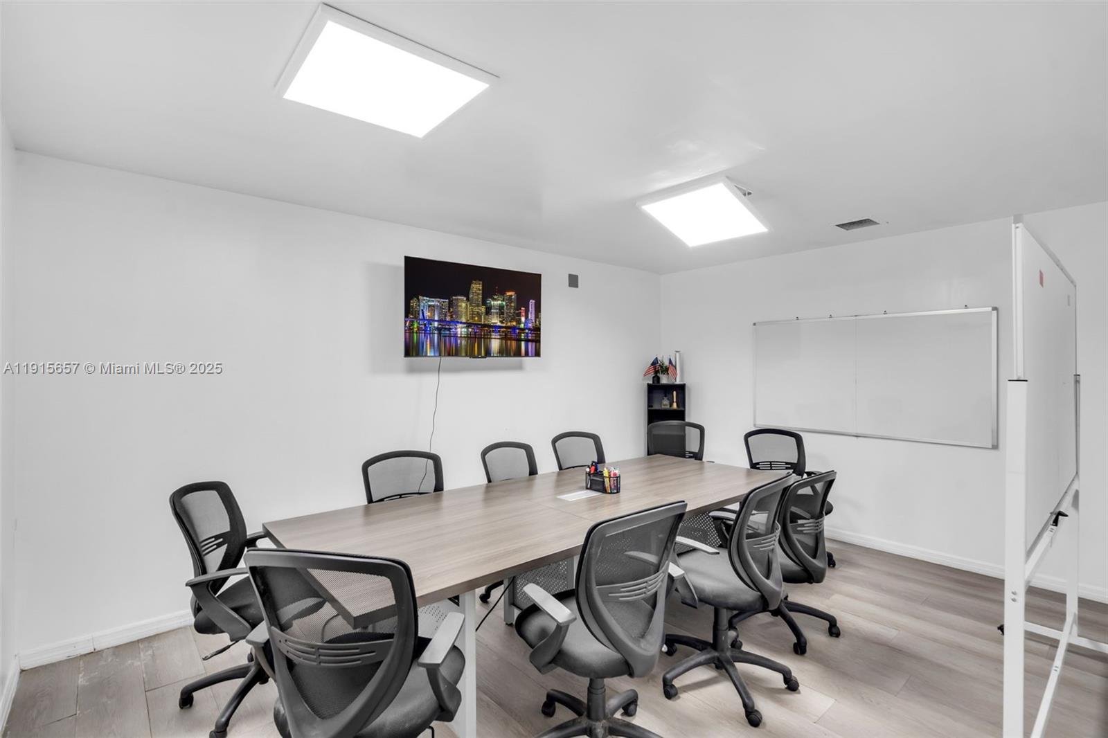   /   sq. ft. $ 2025-11-17 0 Photo