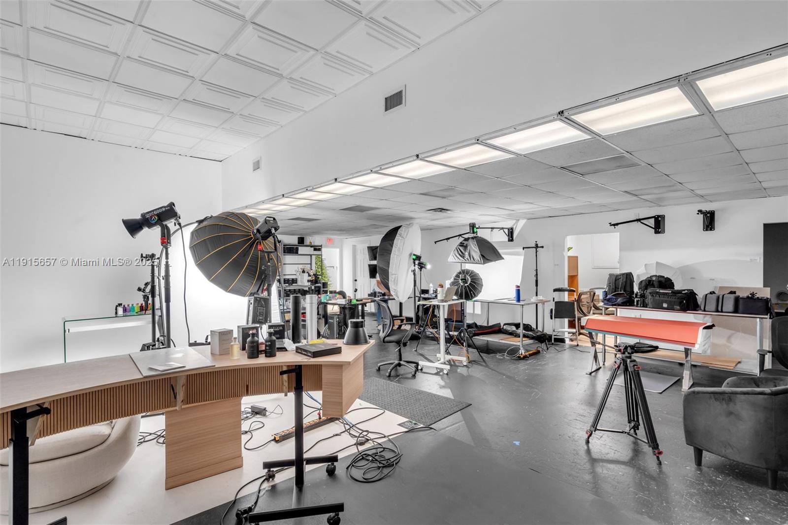   /   sq. ft. $ 2025-11-17 0 Photo