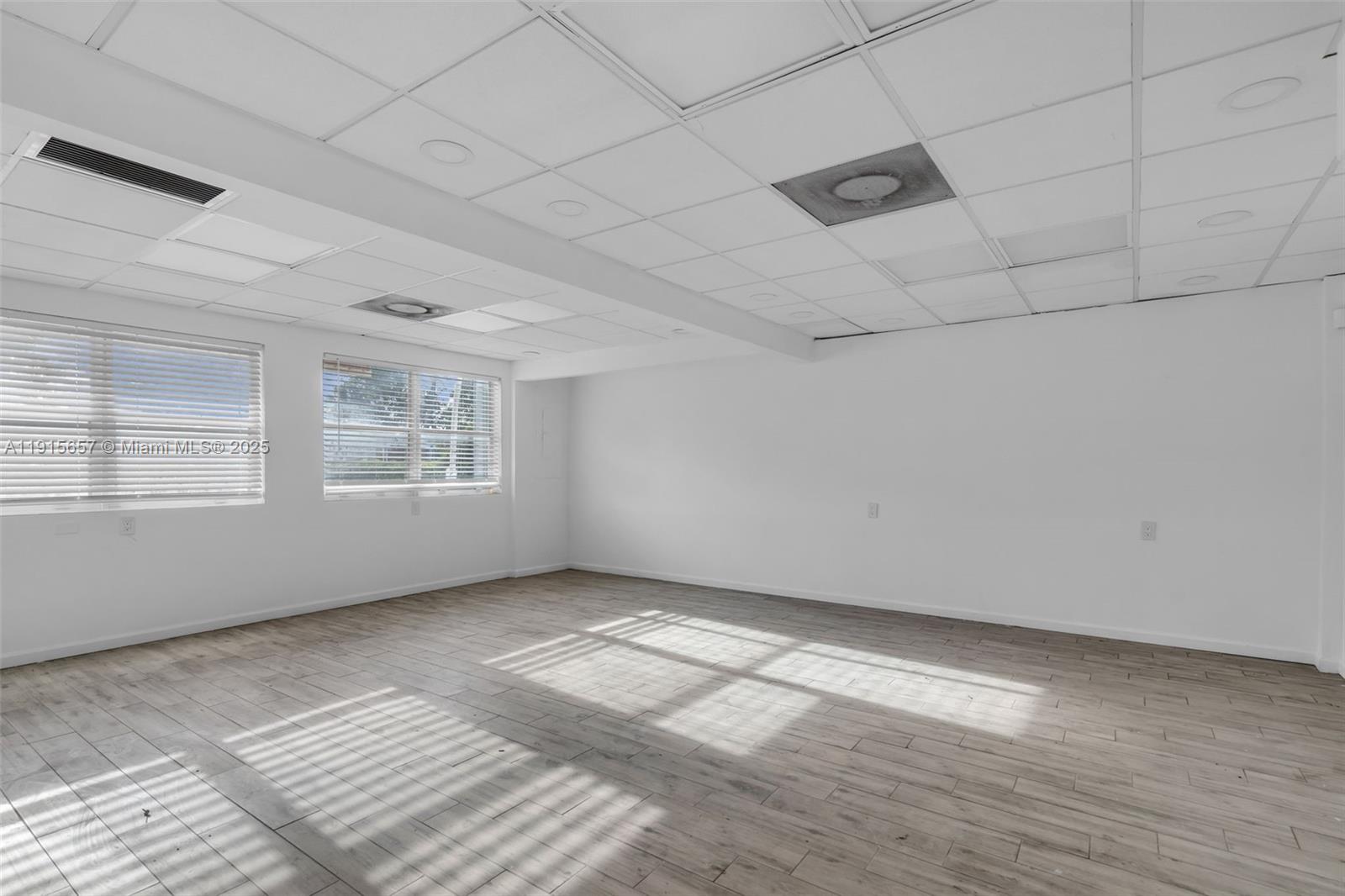   /   sq. ft. $ 2025-11-17 0 Photo