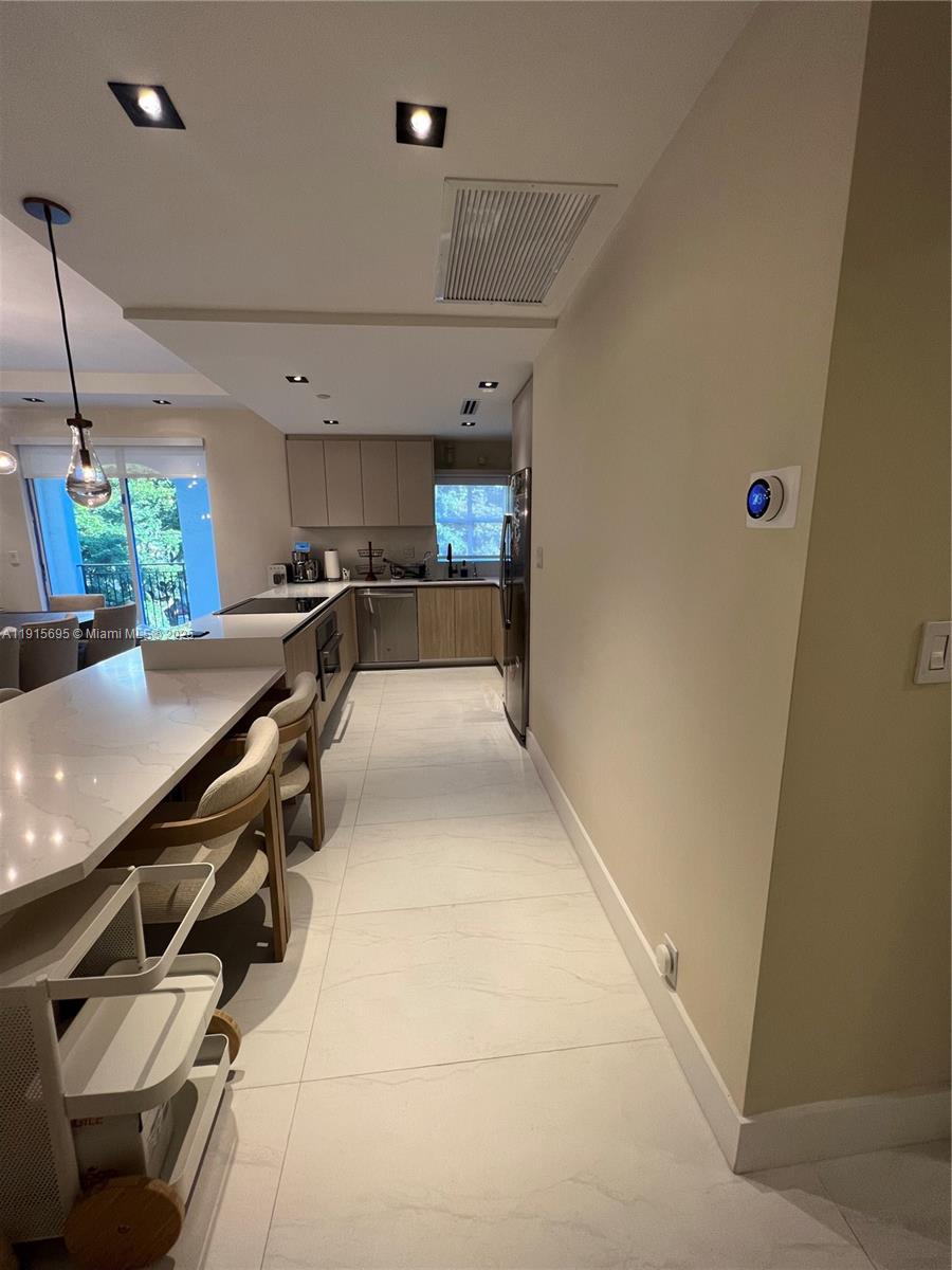 B308 4 / 3 1820 кв.футов $ 2025-11-17 0 Фото