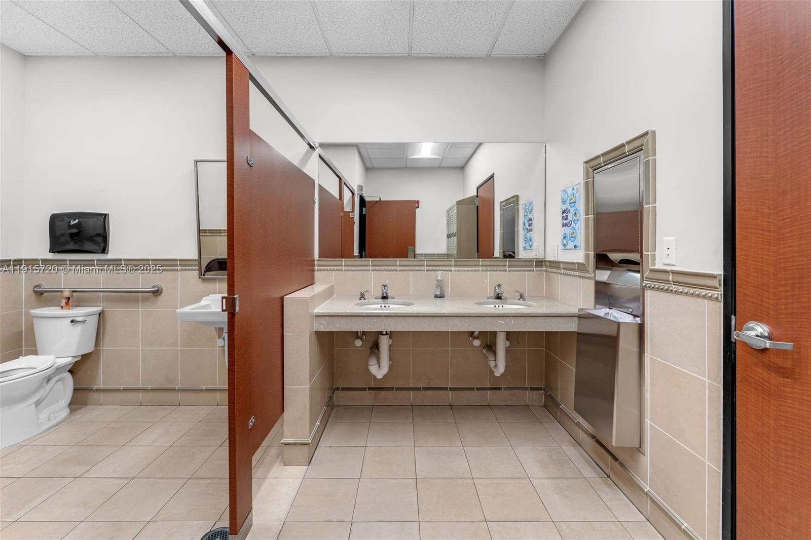 See details / sq. ft. $ 2025-11-17 0 Photo