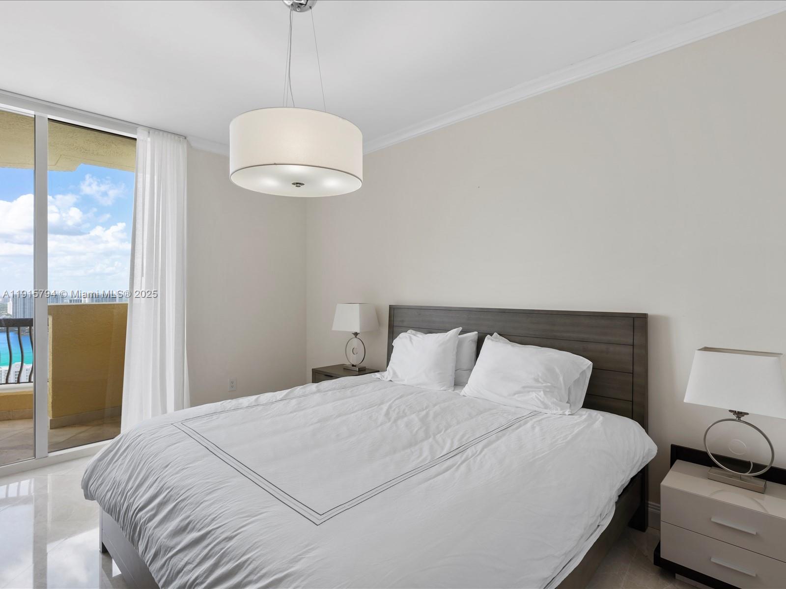 Ver detalles 3305 3 / 3 2214 sq. ft. $ 2025-11-17 0 foto