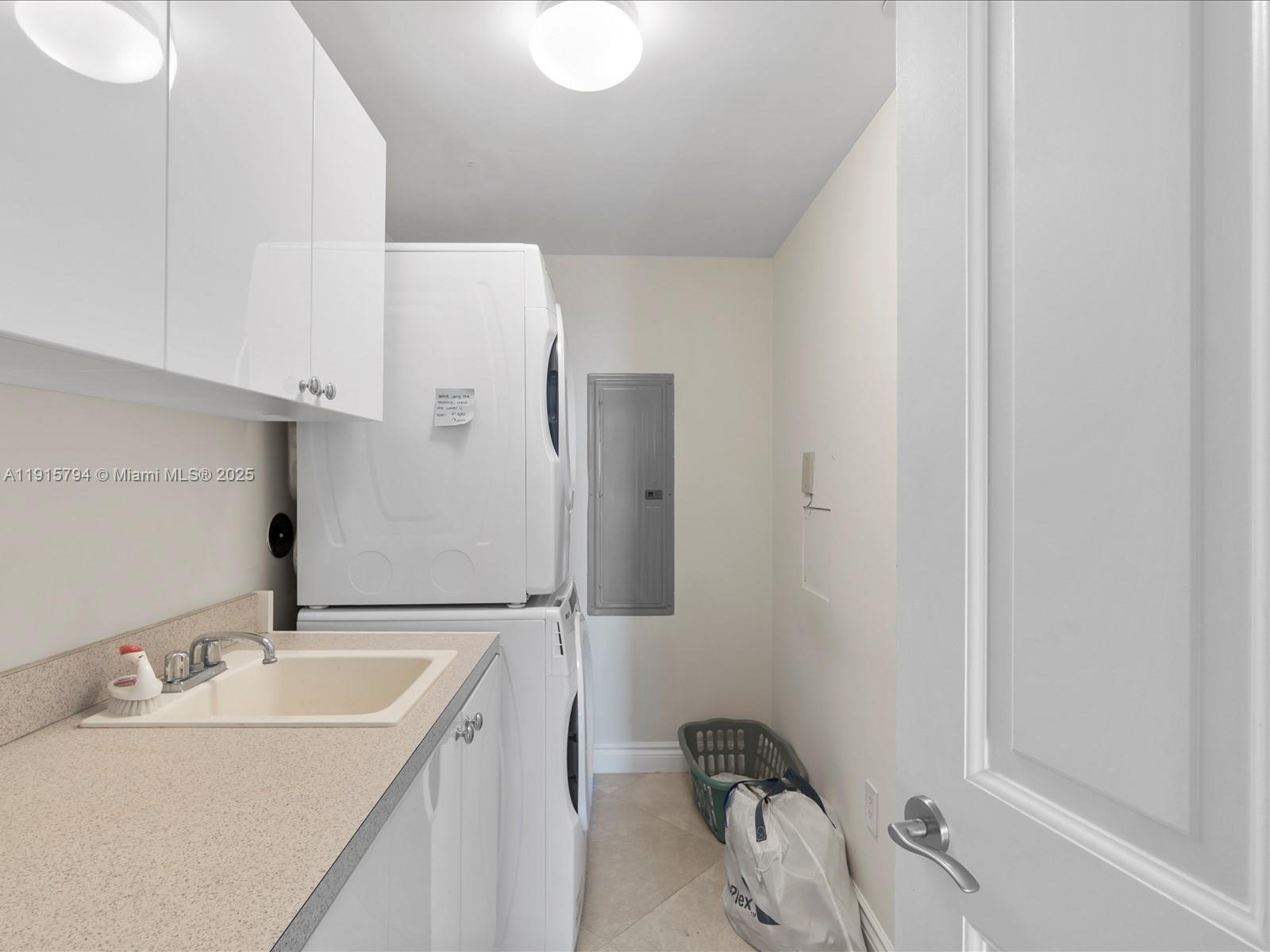 Ver detalles 3305 3 / 3 2214 sq. ft. $ 2025-11-17 0 foto