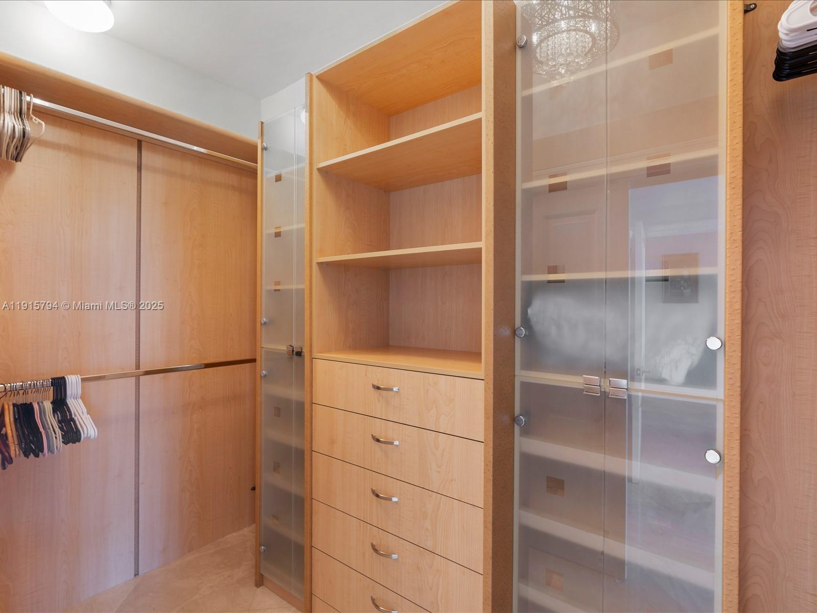 Ver detalles 3305 3 / 3 2214 sq. ft. $ 2025-11-17 0 foto