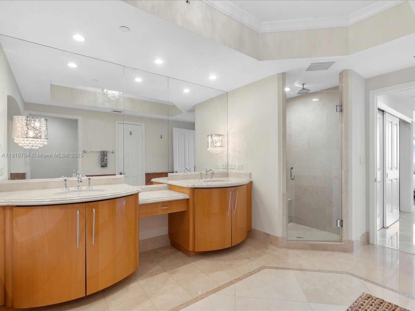 Ver detalles 3305 3 / 3 2214 sq. ft. $ 2025-11-17 0 foto