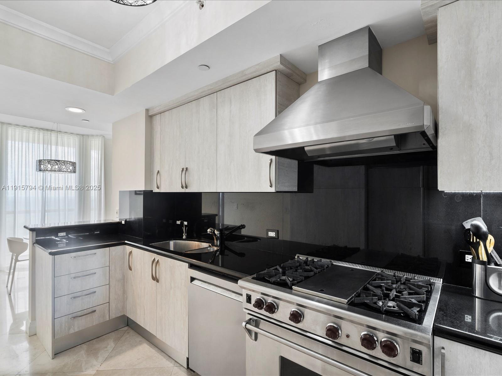 Ver detalles 3305 3 / 3 2214 sq. ft. $ 2025-11-17 0 foto