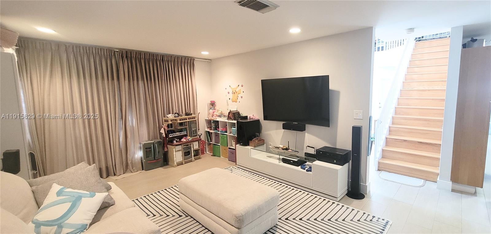 Photo of 1055 Yellow Birch Ter  (1055), Hollywood, Florida, 33019 - TV Room