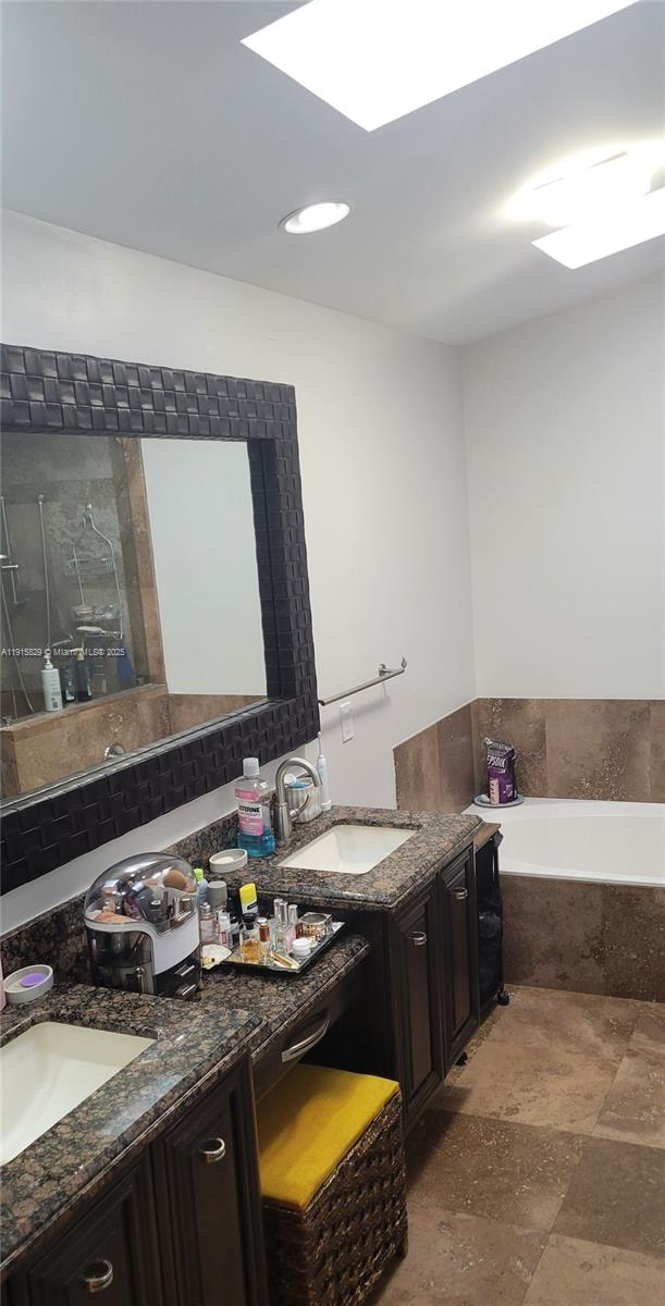 Photo of 1055 Yellow Birch Ter  (1055), Hollywood, Florida, 33019 - Master Bedroom - En suite bathroom
