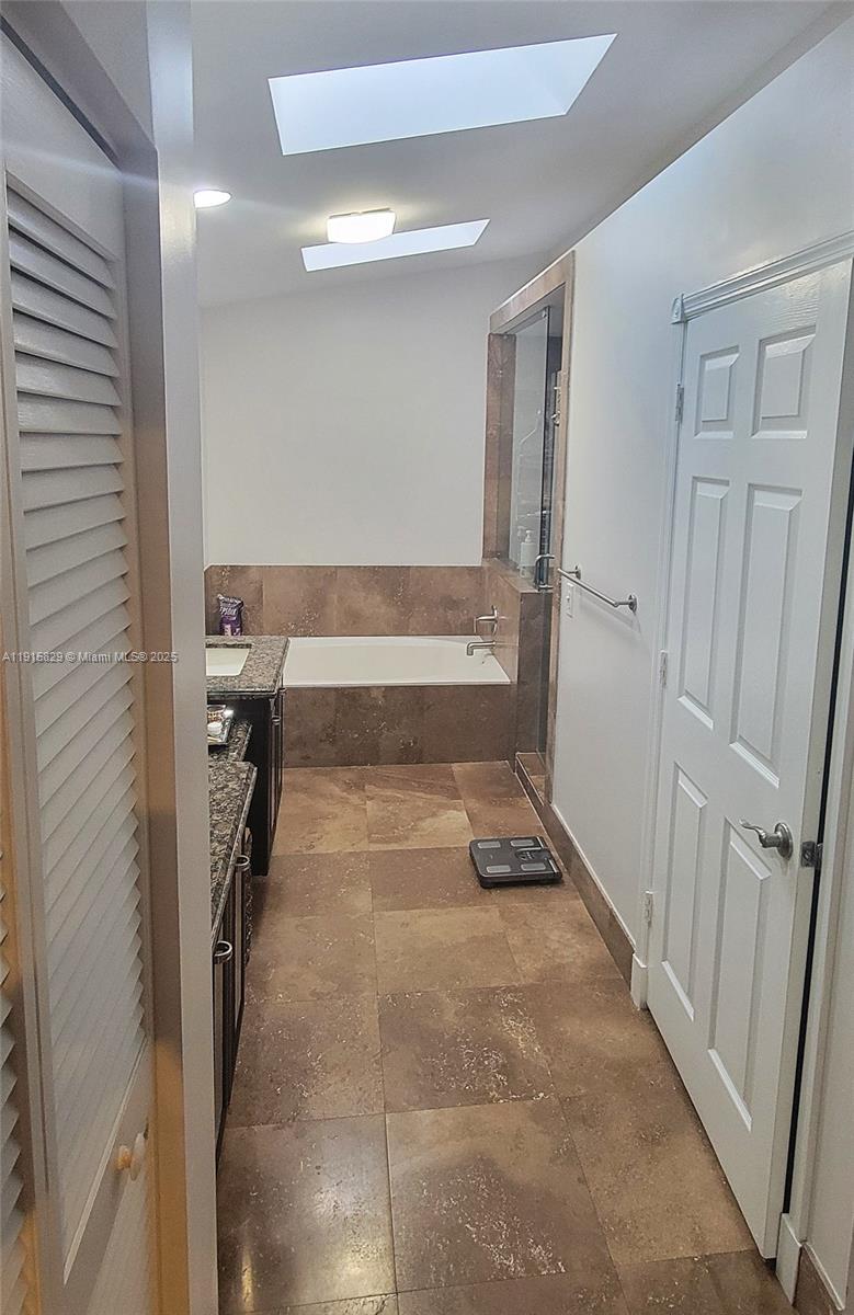 Photo of 1055 Yellow Birch Ter  (1055), Hollywood, Florida, 33019 - Master Bedroom - En suite bathroom