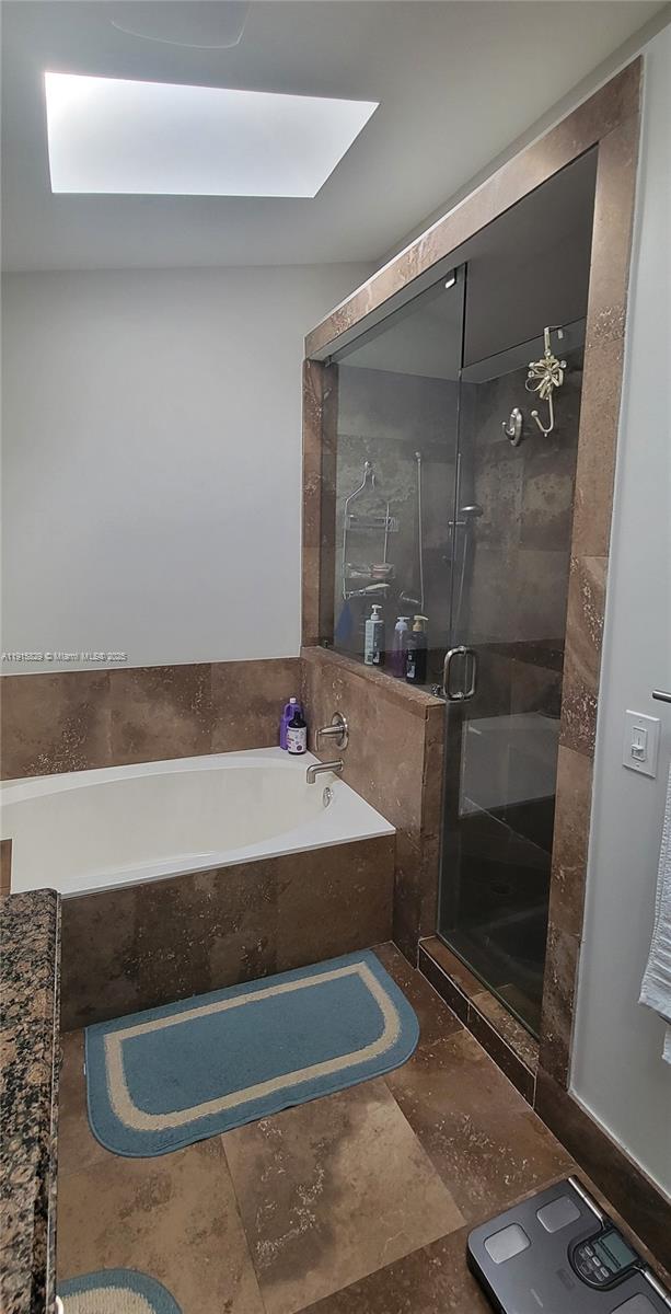 Photo of 1055 Yellow Birch Ter  (1055), Hollywood, Florida, 33019 - Master Bedroom - En suite bathroom