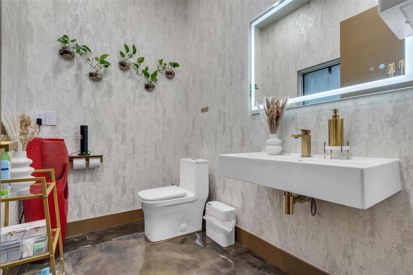   /   кв.футов $ 2025-11-17 0 Фото