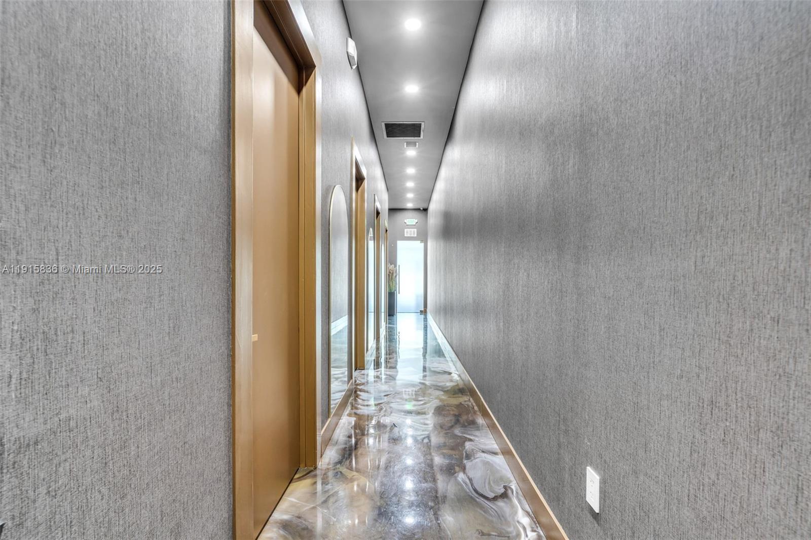   /   кв.футов $ 2025-11-17 0 Фото