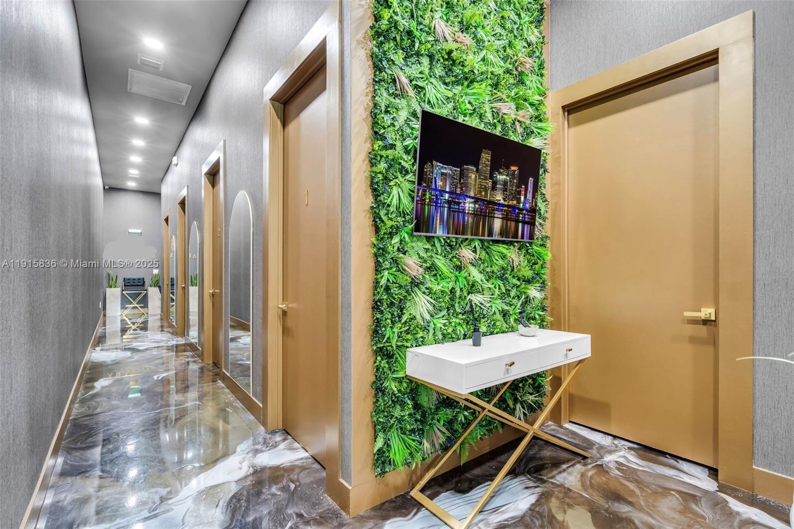   /   кв.футов $ 2025-11-17 0 Фото